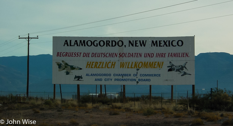 Alamogordo, New Mexico welcome sign in German