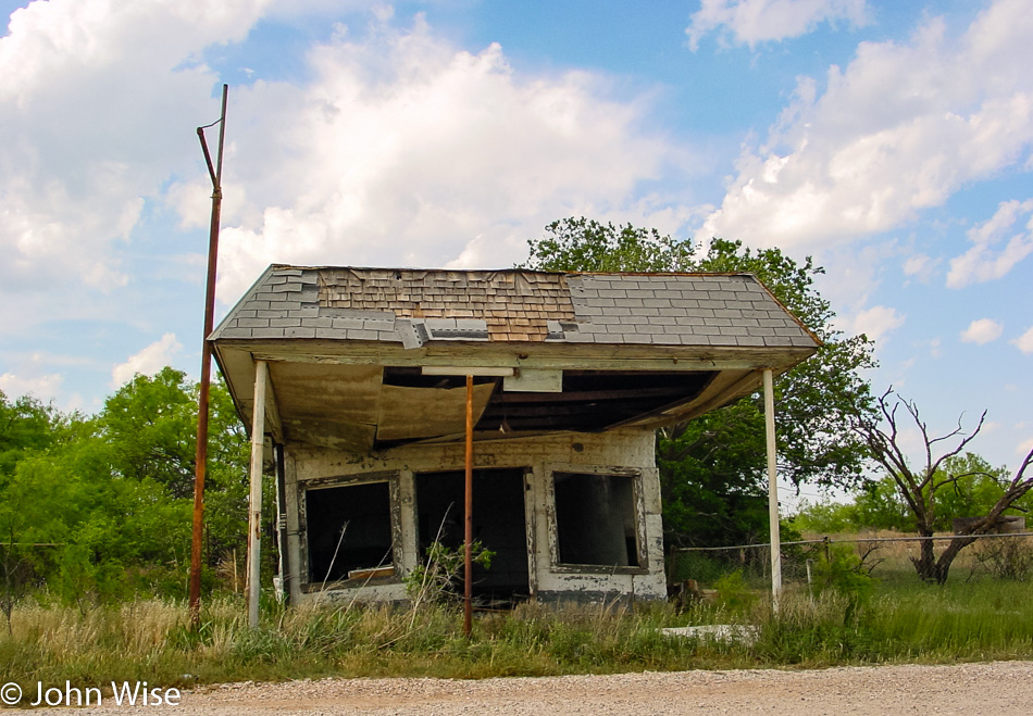 Old Gas Station in Mabelle, Texas