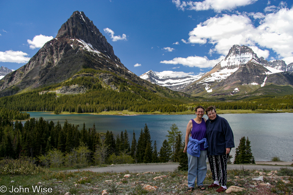 Caroline Wise and Jutta Engelhardt at Swiftcurrent Lake at Many Glaciers in the Glacier National Park, Montana