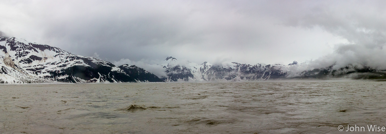 Rowing into a dead end, it is impossible to see where the river goes from our perspective. On the Alsek River in Alaska, United States