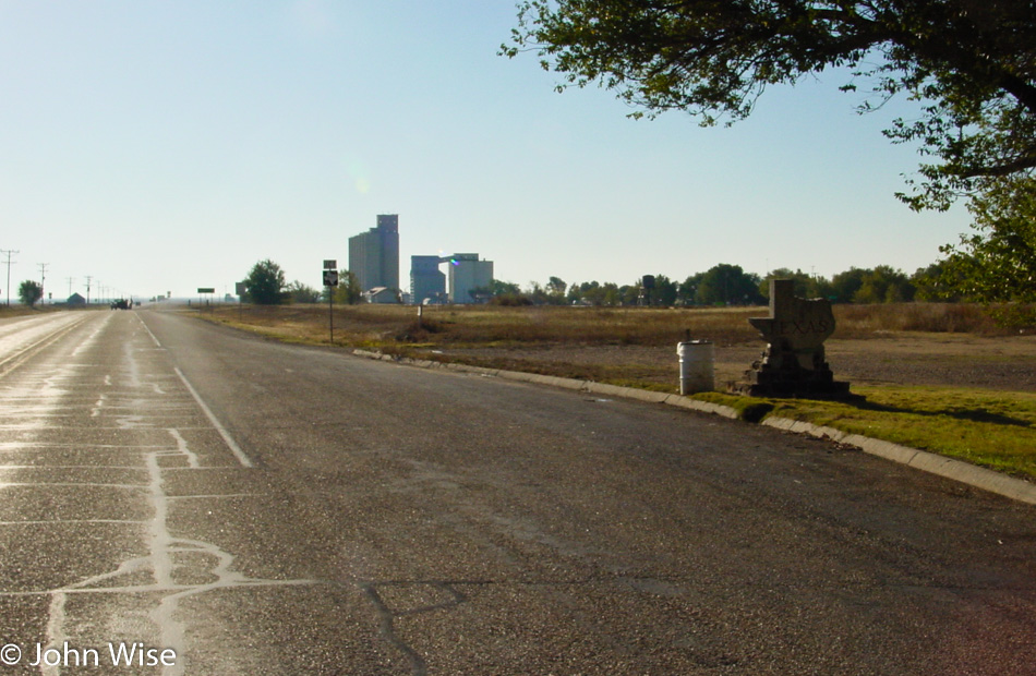 Texas border sign on Highway 287