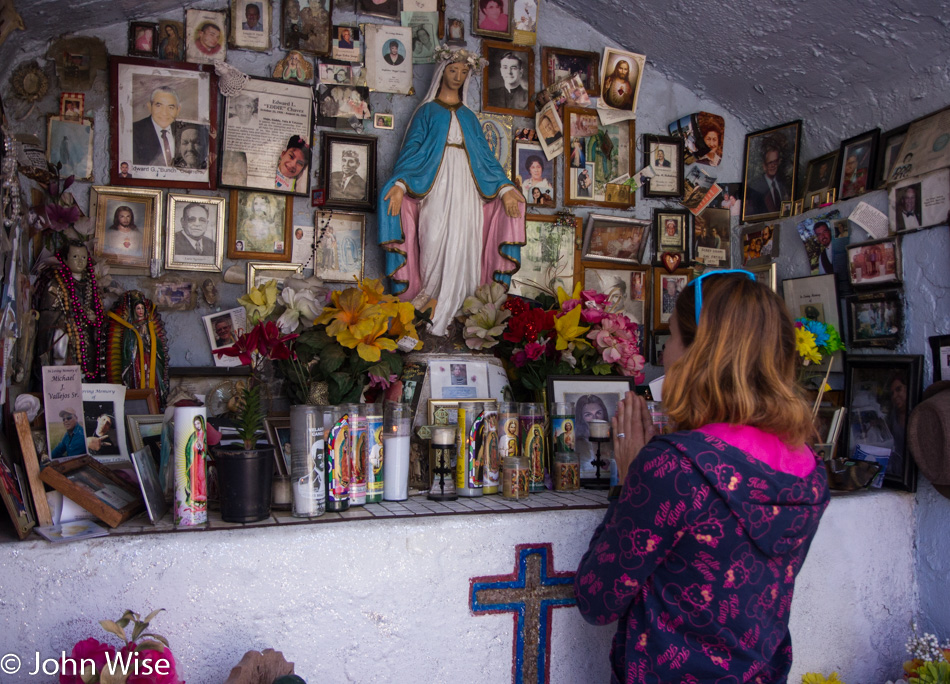 Jessica Aldridge praying in Miami, Arizona