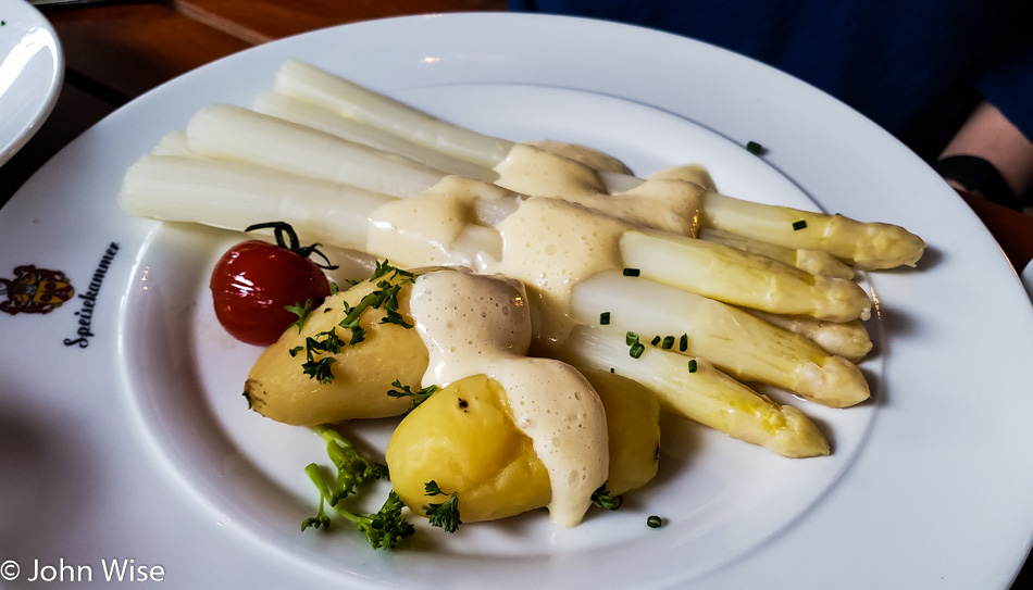 Asparagus and boiled potato with Hollandaise 