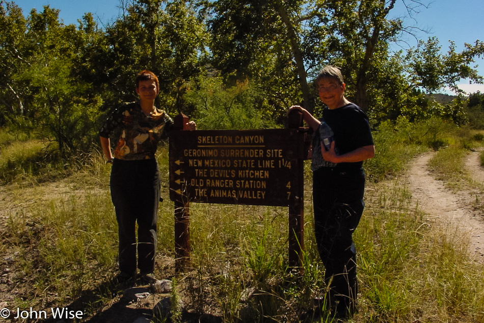 Caroline Wise and Jutta Engelhardt on the way to Skeleton Canyon in southern Arizona