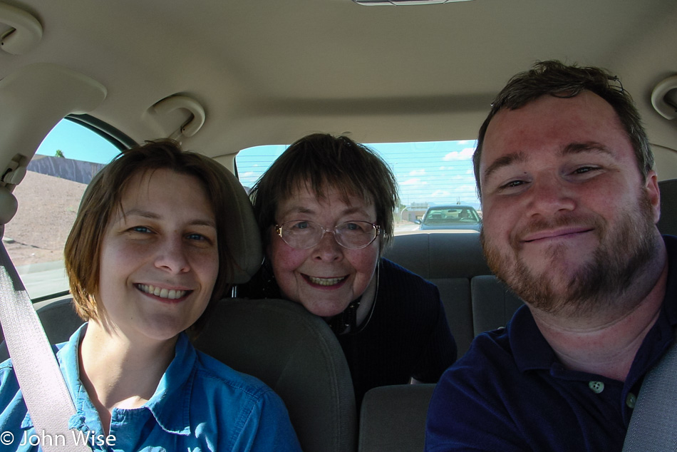 Caroline Wise with Jutta Engelhardt and John Wise leaving Phoeix Arizona on a road trip