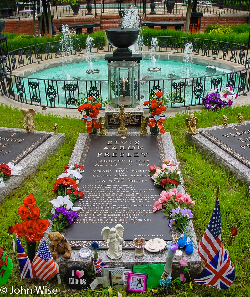 Elvis Presley Grave in Memphis Tennessee
