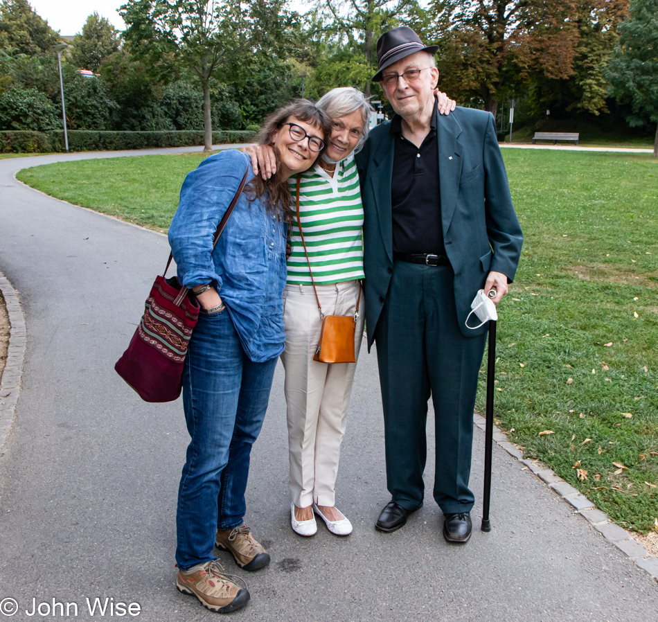 Vevie, Caroline Wise, and Hanns Engelhardt in Geisenheim